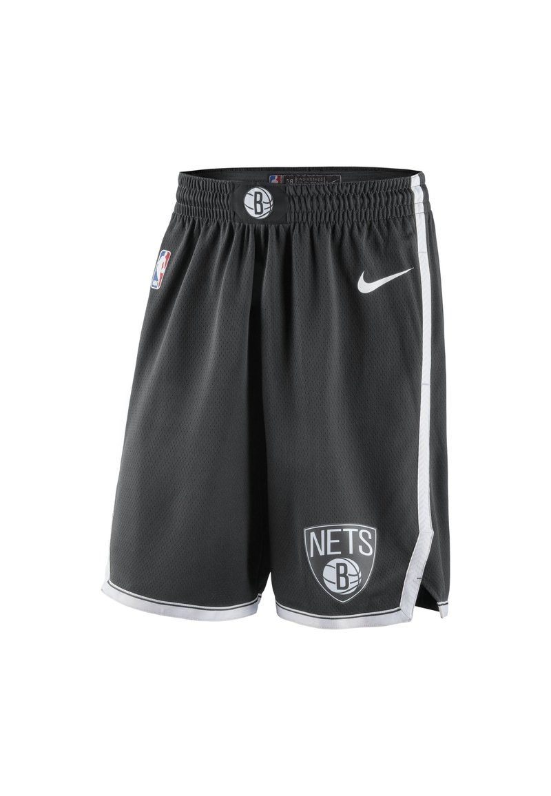 Shorts de basketball noirs des Brooklyn Nets avec logo Nike blanc, patch NBA, bandes blanches sur les côtés, et ceinture élastique avec patch du logo de l'équipe.