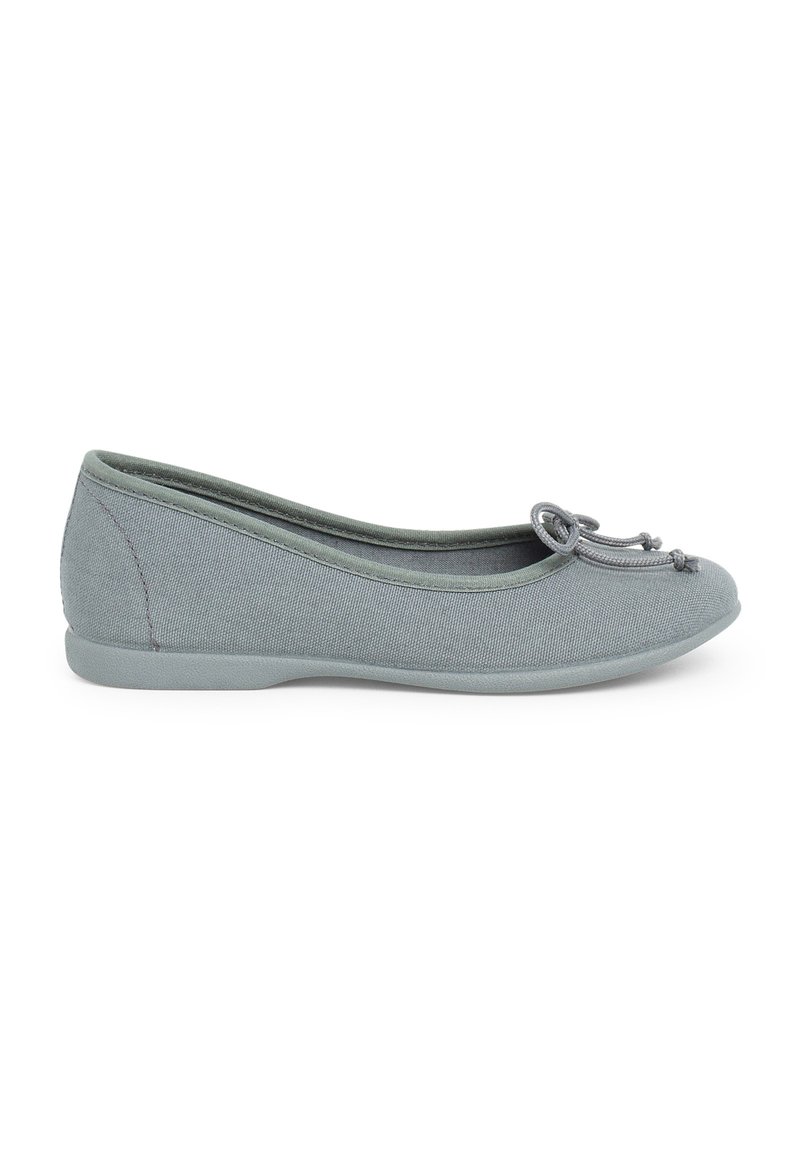 Ballet flat in morbido tela grigia con punta arrotondata. Presenta un tessuto testurizzato e un fiocco decorativo nella parte anteriore, con una suola bassa in gomma.