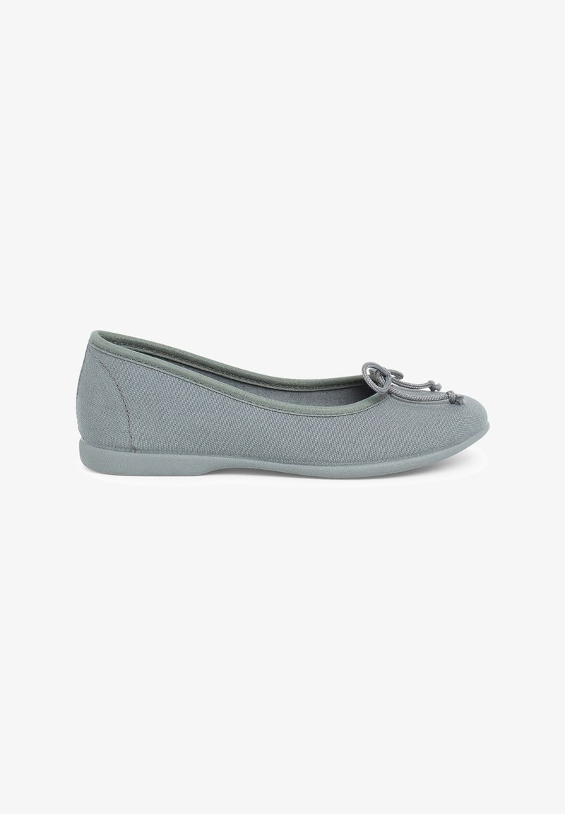 Ballet flat in morbido tela grigia con punta arrotondata. Presenta un tessuto testurizzato e un fiocco decorativo nella parte anteriore, con una suola bassa in gomma.