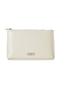 Pochette bianca con motivo coccodrillo, dotata di una placca logo metallica e chiusura con zip. Texture liscia, forma rettangolare, design compatto.