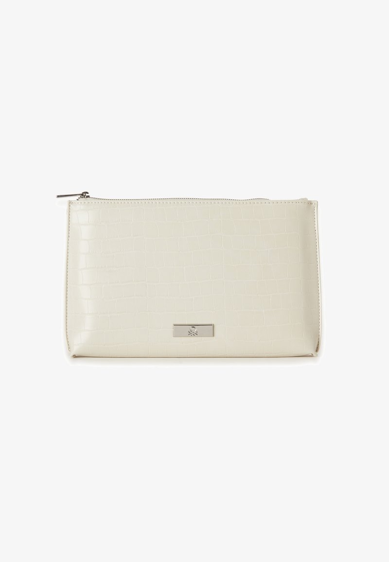 Pochette bianca con motivo coccodrillo, dotata di una placca logo metallica e chiusura con zip. Texture liscia, forma rettangolare, design compatto.