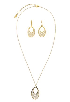 Náhrdelník ve zlatém tónu a odpovídající náušnice s oválnými filigránovými přívěsky zdobenými otevřenými květinovými vzory.