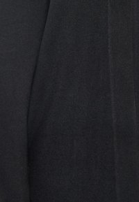 Zwarte stof met een gladde textuur en een lichte glans, met een eenvoudig, continu ontwerp zonder patronen of accenten.