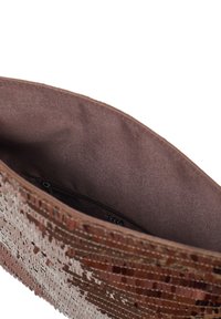 Brązowa torebka z cekinami o gładkim wnętrzu, wyposażona w kieszeń na suwak. Zewnętrzna powierzchnia ma błyszczącą teksturę i subtelny wzór.