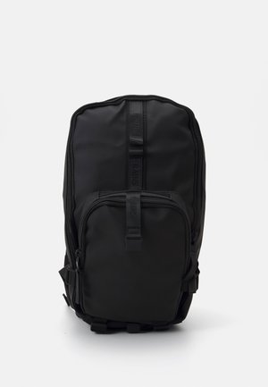 Zaino nero con un design elegante e moderno. Realizzato in materiale durevole, presenta una tasca frontale con zip e spallacci laterali regolabili.