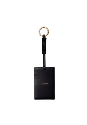 Zwarte rechthoekige leren sleutelhanger met gouden ring en de tekst "Calvin Klein" goud geperst aan de voorkant.