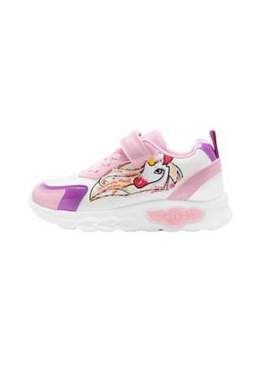 Sneaker per bambini rosa e bianchi con design di unicorno, dettagli testurizzati, cinturino regolabile e suola bianca a righe.