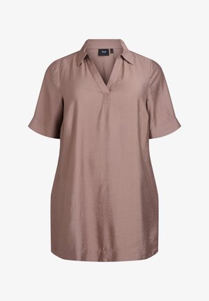 Tunika z krótkim rękawem w miękkim, taupe'owym materiale z kołnierzykiem i subtelną fakturą. Posiada średniej długości krój i luźny fason.
