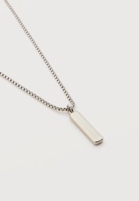 Ασημένιο ορθογώνιο μενταγιόν σε ταίριασμα ασημένια αλυσίδα κουτιού με φόντο απλό λευκό.