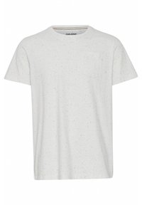 Tricou alb din amestec de bumbac, cu un buzunar pe pieptul stâng, mâneci scurte și o textură pârjolită cu accente albastre.