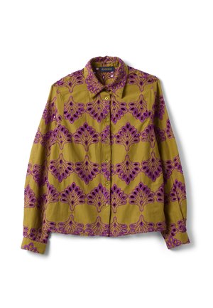 Langärmliges Hemd in Senfgelb mit lila floralem Paisley-Muster und spitzem Kragen, flach auf weißem Hintergrund ausgelegt.