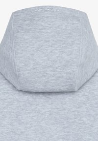 Grå hettegenser i myk, teksturert fabric med rund hette og sømdetaljer. Har en liten logo på øvre rygg.