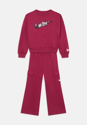 Burgundy sweatshirt och cargo-byxor set gjorda av mjukt material, med en stor grafisk logotyp, elastiska muddar och fickor på byxorna.