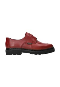 Chaussure à lacets en cuir rouge avec semelle en caoutchouc noir, bout arrondi et étiquette de marque discrète. Texture lisse avec des détails de couture minimaux.