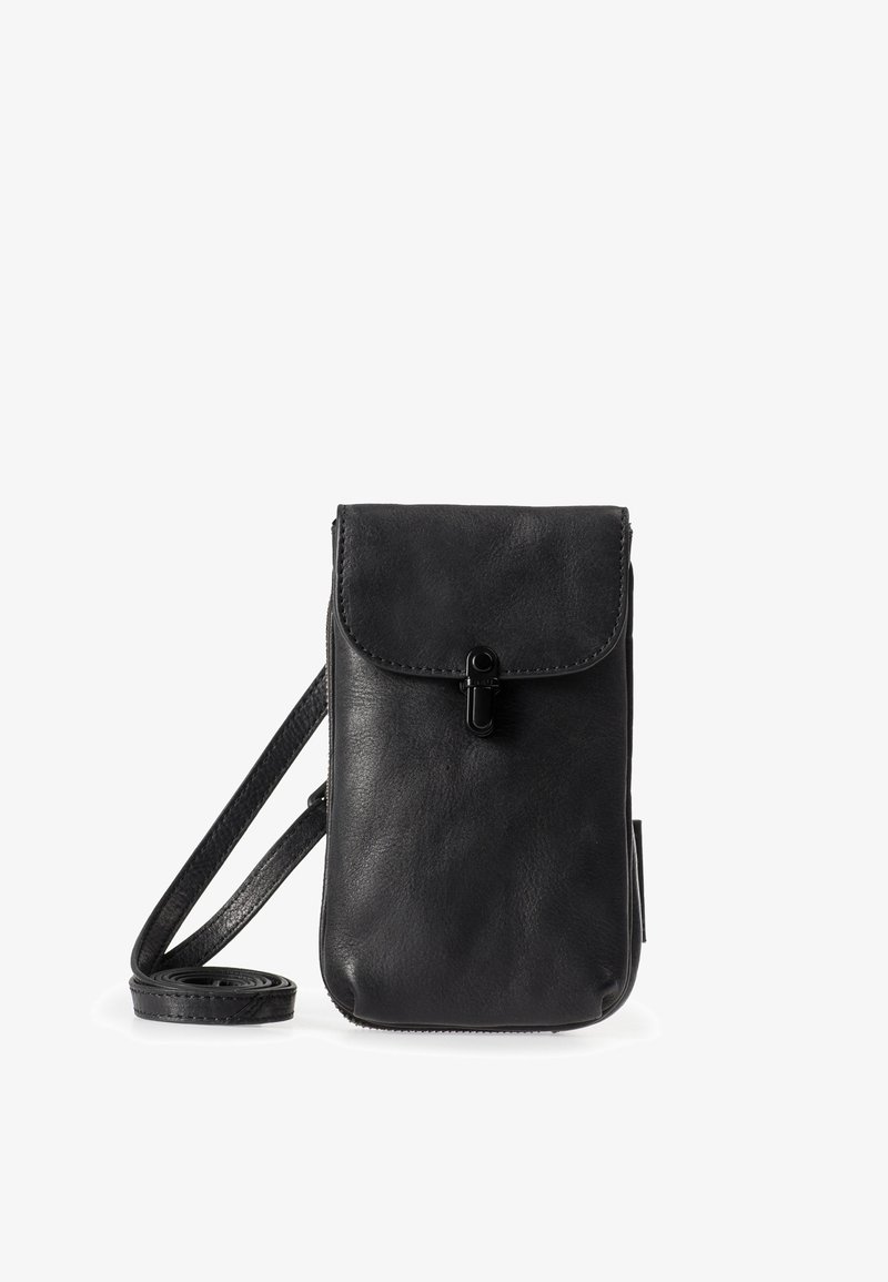 Borsa in pelle nera con pattina frontale, chiusura con zip e tracolla regolabile. Texture liscia, forma rettangolare compatta, dettaglio di cucitura sottile.