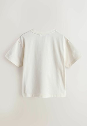 Kremowy t-shirt z krótkim rękawem, z okrągłym dekoltem i luźnym krojem, o gładkim designie z minimalną teksturą.