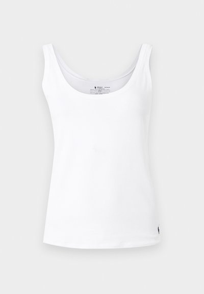 Λευκή αμάνικη μπλούζα με στρογγυλή λαιμόκοψη και μικρό σκούρο κέντημα λογοτύπου κοντά στο κάτω ρέλι, σε απλό ανοιχτό φόντο.