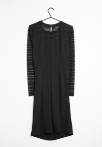 Schwarzes Kleid mit langen gestreiften Ärmeln. Glattes Material, taillierter Oberkörper, ausgestellter Rock und ein Schlüssellochausschnitt hinten mit einem einzelnen Knopfverschluss.