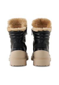 Černé kožené boty s béžovou podrážkou, s umělou kožešinou uvnitř a prošívaným svrškem. Mají logové nášivky a boční zipy pro snadné obouvání.