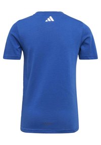 Camiseta azul de manga corta hecha de tela suave. Presenta un logo blanco en la parte trasera, cuello redondo y un dobladillo recto. Ideal para ropa activa.