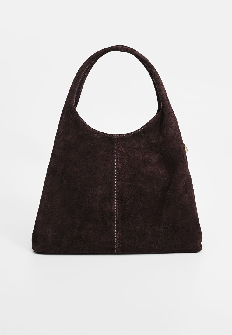 Bolso de ante púrpura oscuro con un asa ancha y curvada, y una textura suave. Presenta una costura central y un sutil logotipo en la parte inferior.