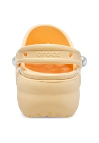 Clogs Crocs jaunes avec un design léger et texturé, présentant un intérieur orange doux et un accent décoratif en perle sur la sangle.
