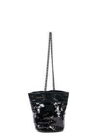 Borsa a secchiello nera con finitura in paillettes, parte superiore in pelle liscia e manici a catena. Base tonda con dettagli in metallo nero.