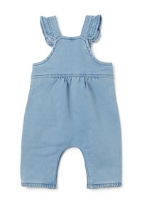 Mono de mezclilla azul con tirantes con volantes, cintura fruncida y piernas abiertas. Textura suave con detalles de costura en contraste.