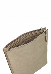 Beige leren clutch met drie ritscompartimenten, een gladde textuur en een subtiele glans. Voorzien van zilveren hardware voor de ritsen.