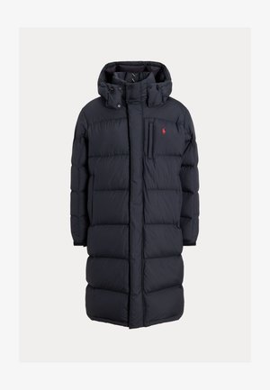 Teget plava pufer jakna s kapuljačom, sa patentnim zatvaračem sprijeda, kopčama na drukere, horizontalnim šavovima i malim džepom na prsima s logotipom.