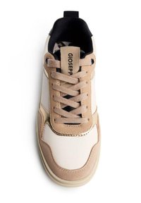 Sneaker che presenta una combinazione di suede beige e pelle bianca, design con lacci, punta rotonda, superficie testurizzata e etichetta con logo sulla linguetta.