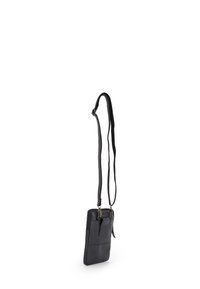 Schwarze Leder-Crossbody-Tasche mit verstellbarem Tragegurt, rechteckiger Form, Reißverschluss und Vordertasche. Glatte Textur mit minimalem Hardware-Einsatz.