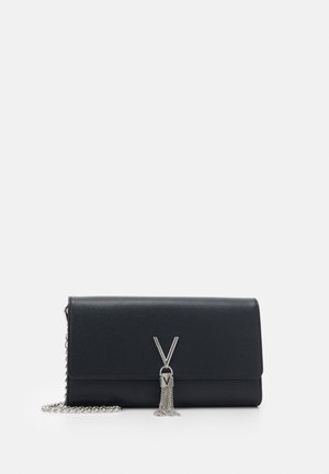 Sort læder clutch taske med sølv V-formet lukning og kædekvast, med en sølv kæderem på en ensfarvet hvid baggrund.