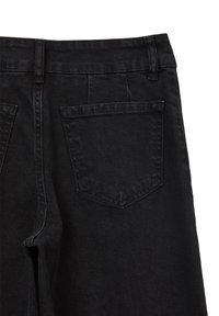 Pantalons en denim noir avec une taille haute, deux poches arrière et une texture lisse avec des détails de couture subtils.
