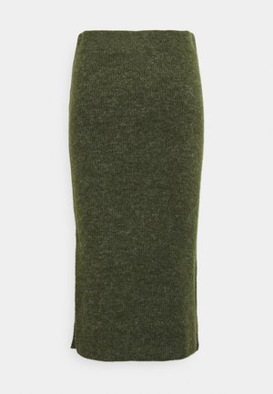Gebreide olijfgroene midi kokerrok met een aansluitende vorm en subtiele zijsplit, op een witte achtergrond.