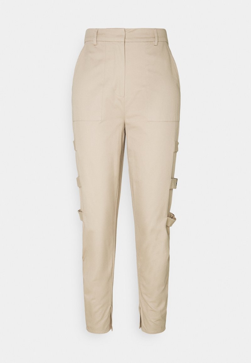 Pantalon beige en mélange de coton, avec une coupe droite, des poches latérales et des sangles ajustables sur les côtés pour un détail supplémentaire.