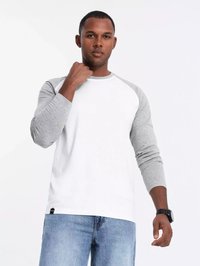 Weißes Langarmshirt mit grauen Raglanärmeln, ausgestattet mit einem Rundhalsausschnitt und einem lässigen Schnitt. Kombiniere es mit hellblauen Jeans und einer schwarzen Uhr.
