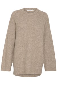 Beżowy, oversize sweter o prążkowanej strukturze, okrągłym dekolcie i obniżonych ramionach. Wykonany z miękkiego materiału, z prostym dołem.