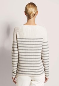 Cremfarbener Pullover mit grauen horizontalen Streifen, gerippter Textur und rundem Ausschnitt. Hat lange Ärmel und eine lockere Passform.