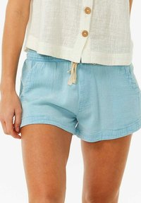Helle blaue Shorts aus weichem Stoff mit elastischem Bund und Kordelzug, ausgestattet mit seitlichen Taschen und einem lockeren Schnitt.