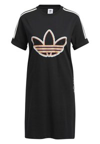 Abito di cotone nero con maniche corte arrotolate e un grande logo Adidas ricamato multicolore sulla parte anteriore, con strisce bianche laterali.