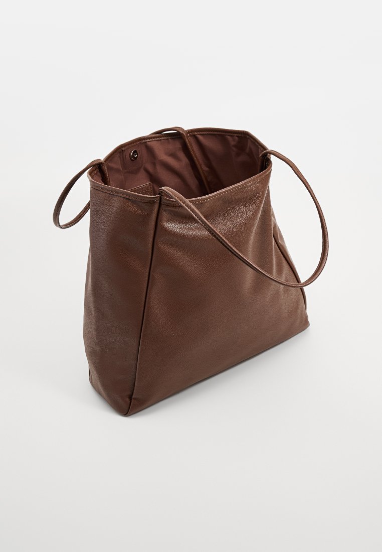 Bruine leren totebag met een gestructureerde afwerking, open bovenkant en twee lange handvatten, met een ruime interieur en minimalistisch ontwerp.