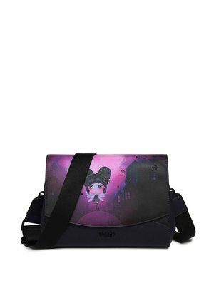 Umhängetasche mit einem farbenfrohen grafischen Design, das ein Mädchen vor einem lila-schwarzen Hintergrund zeigt. Hergestellt aus synthetischem Material, mit einem Riemen versehen.