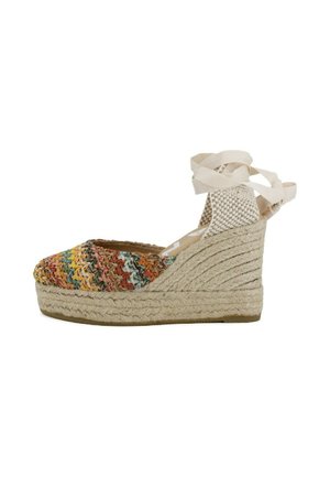 Sandalo espadrillas con zeppa, tacco beige intrecciato, parte anteriore multicolore intrecciata e lacci crema per avvolgere la caviglia.