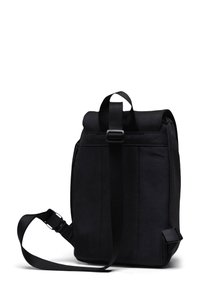Zaino nero con chiusura roll-top, cintura regolabile e tasche esterne con zip. Realizzato in tessuto durevole con una texture liscia.