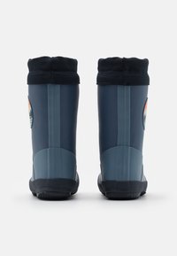 Bottes étanches de couleur marine avec une semelle texturée, un col en tissu doux et un logo circulaire avec des images liées à l'extérieur sur le côté.