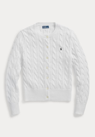 Λευκό πλεκτό ζακέτα με σχέδιο καλωδιωτής πλέξης, στρογγυλή λαιμόκοψη και κλείσιμο με κουμπιά, με ριμπ τελείωμα στη μέση και στις μανσέτες. Μικρό λογότυπο στο στήθος.