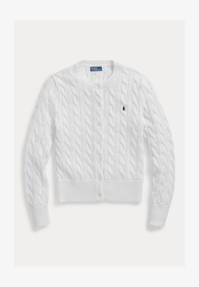 Hvit strikket cardigan med kabelstrikkmønster, rund hals, og knappestolpe, med ribbet kant nederst og på ermene. Liten logo på brystet.