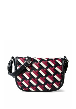 Petit sac bandoulière avec motif en cuir tressé noir, blanc et rouge foncé, et bandoulière noire ajustable avec boucle argentée.