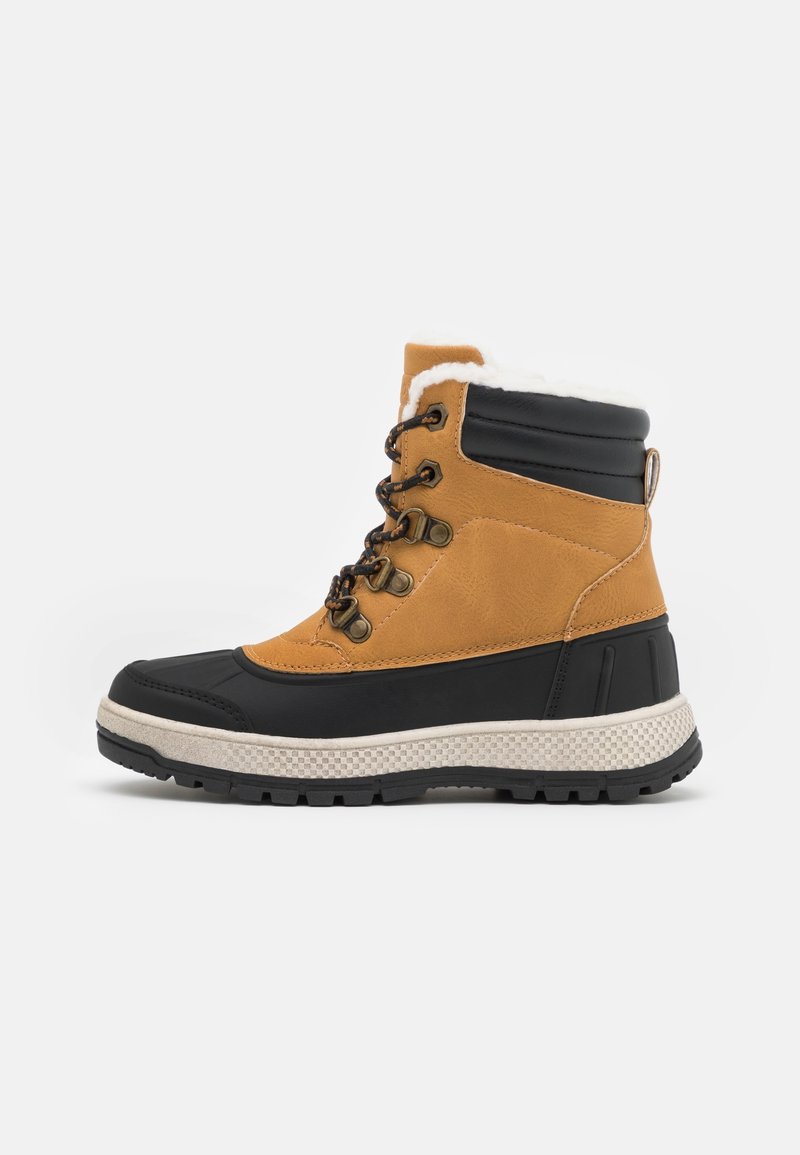 Botte d'hiver isolante couleur beige et noir avec lacets sur le devant, col de cheville rembourré, languette de traction et semelle en caoutchouc texturée pour une meilleure adhérence.